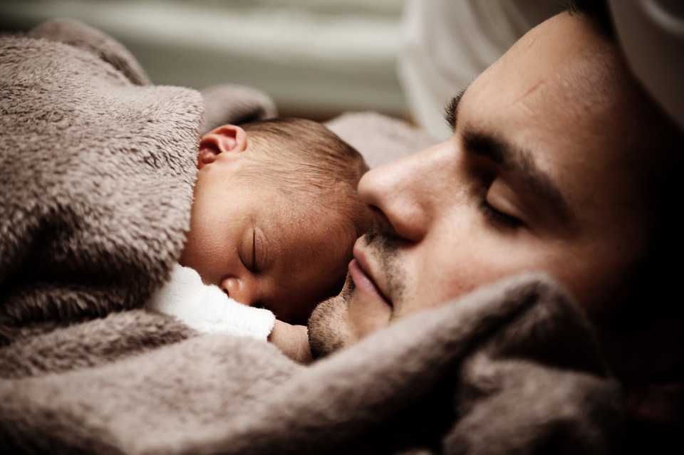Willkommen auf der Welt, kleines Wunder! 10 Tipps für die erste Zeit mit Ihrem Baby und für eine sichere Bindung.