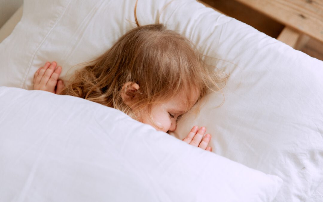 Wie lernt mein Kind, alleine einzuschlafen? 5 Tipps, wie du dein Kind bindungsorientiert dabei begleitest, alleine in den Schlaf zu finden