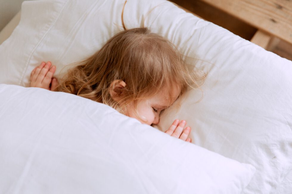 Wie lernt mein Kind, alleine einzuschlafen? 5 Tipps, wie du dein Kind