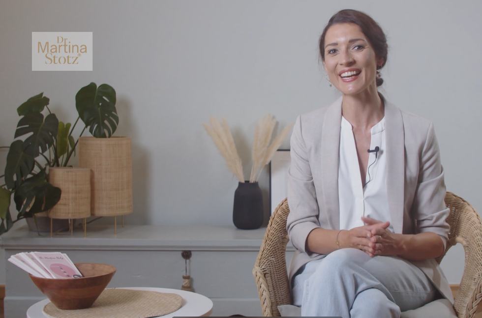 Screenshot des Online-Kurses Bedürfnisorientiert in Kit, KiGA und Schule - Dr. Martina Stotz lächelt und erklärt 