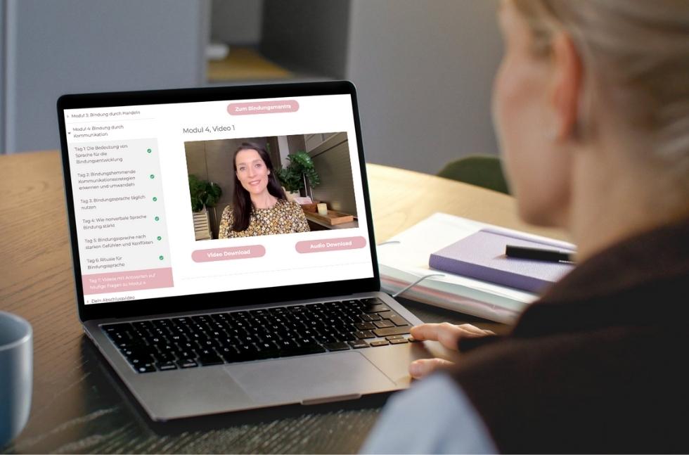 Familenberatung-online-Elternkurs-Dr.Martina-Stotz-auf-Monitor-Mutter-im-Anschnitt Mutter schaut auf Laptop Elternkurs von Familienberaterin Dr. Martina Stotz