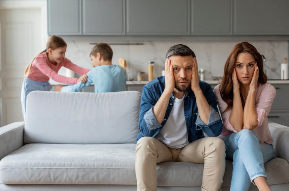 Beduerfnisorientierte-Erziehung-Geschwisterstreit Eltern sind verzweifelt, weil Kinder wieder streiten